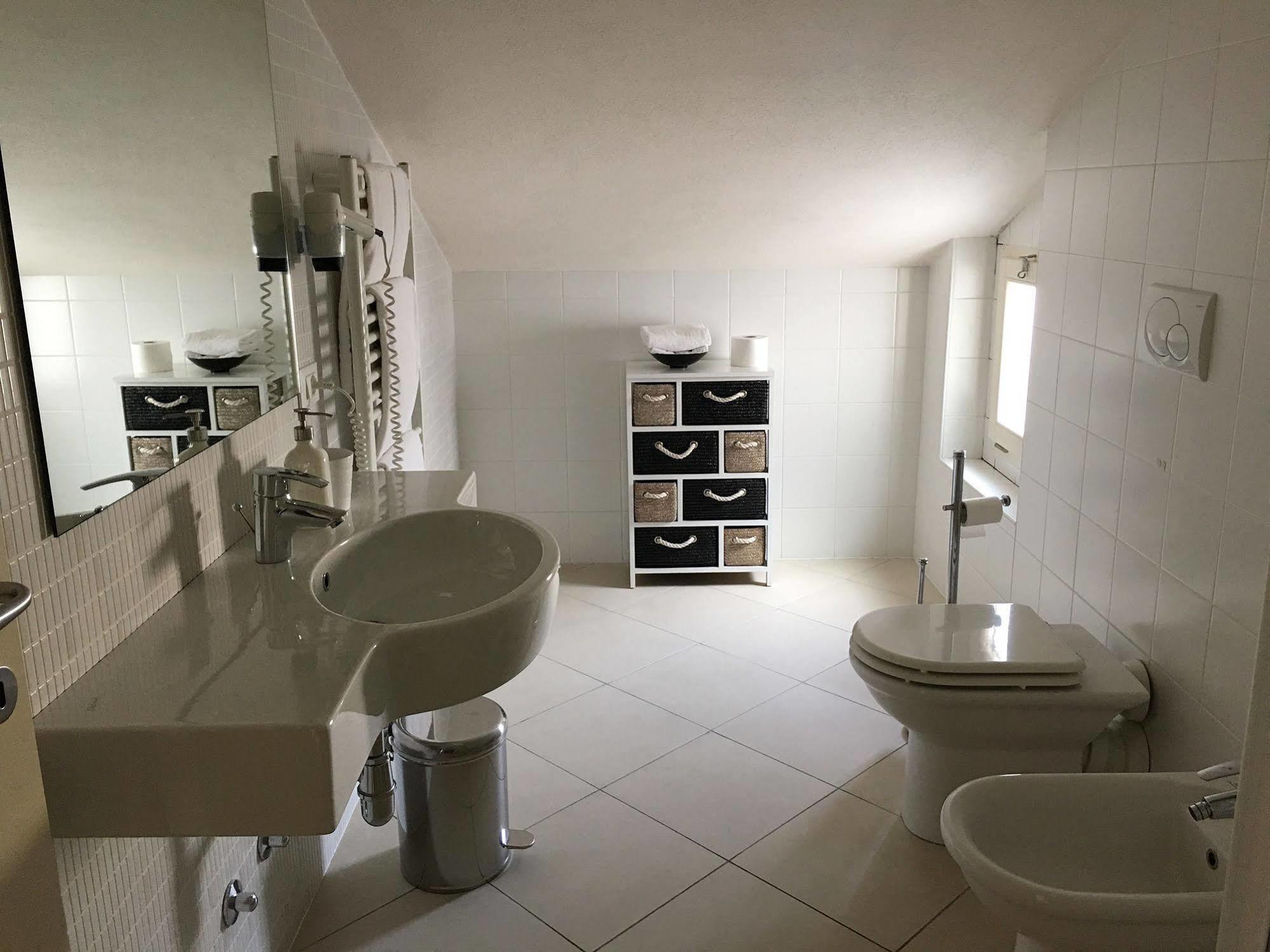 Vialeromadodici & Guest house